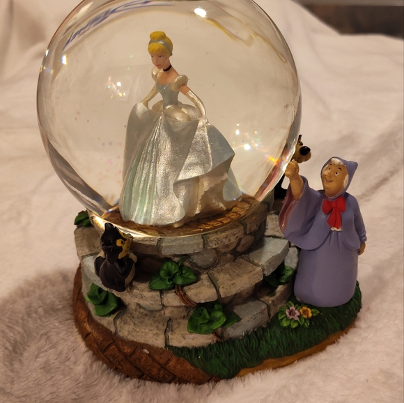 NEW!!! DISNEY CINDERELLA SNOW GLOBE - Picture 4 of 13